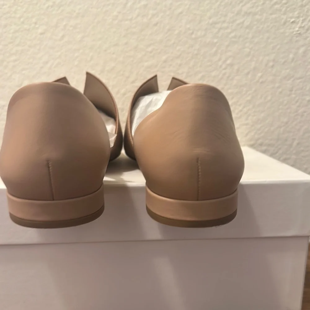 Vince Tan Flats Sleek Minimalist Design w/box - Picture 3 of 8